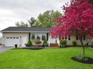 2 Douglas Dr, Canandaigua, NY 14424