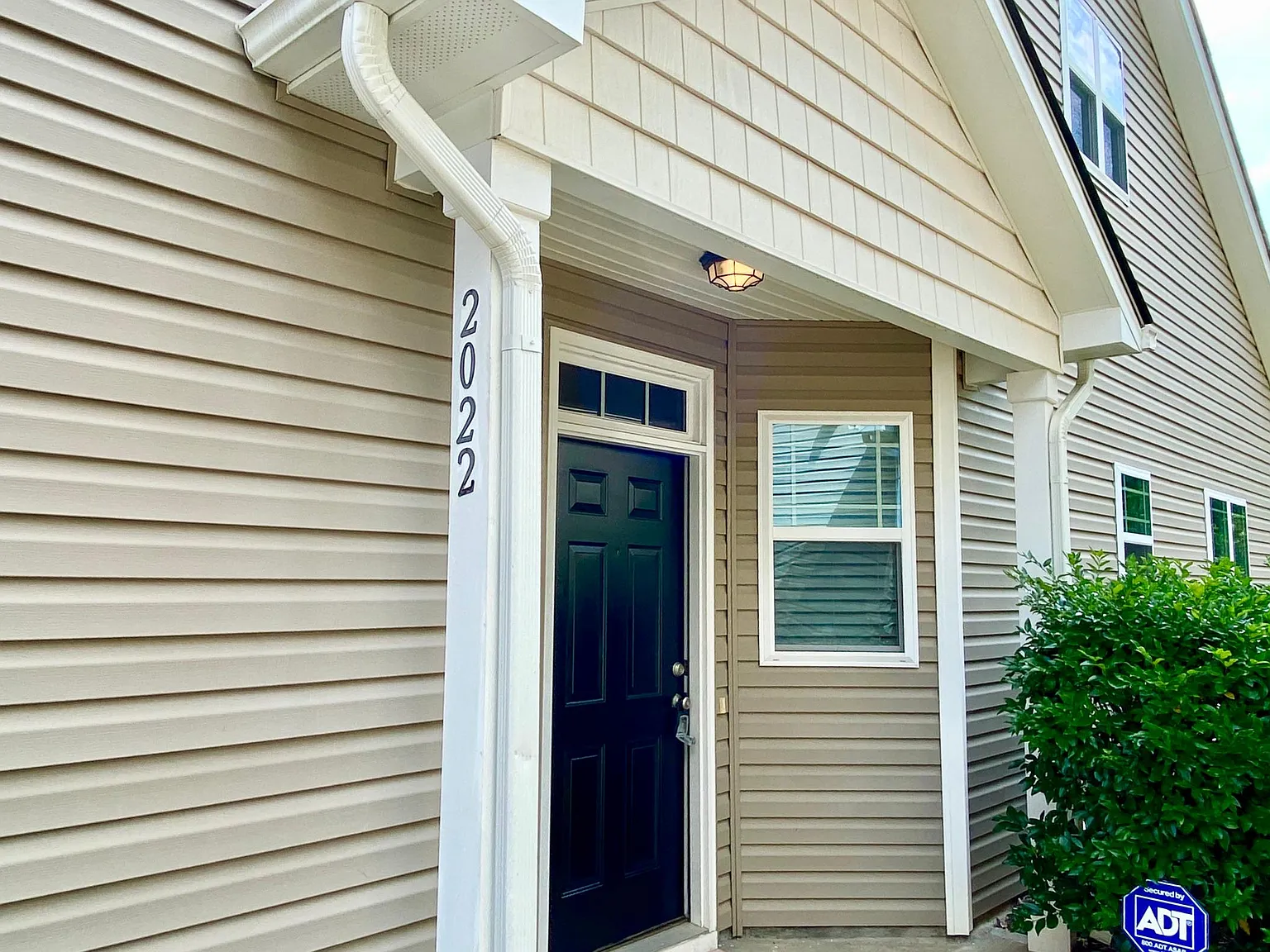 3 bed, 2.5 bath, 1492 sqft, $1,900 — Photo 3