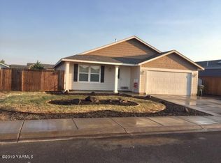 806 Cascade Ave, Moxee, WA 98936