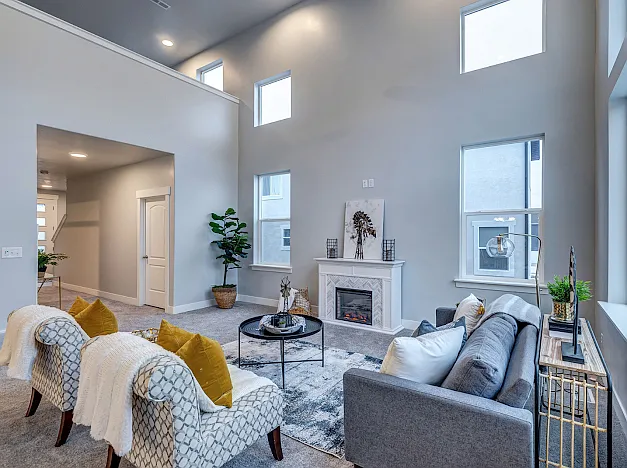 586 N Hill View Dr — Photo 4