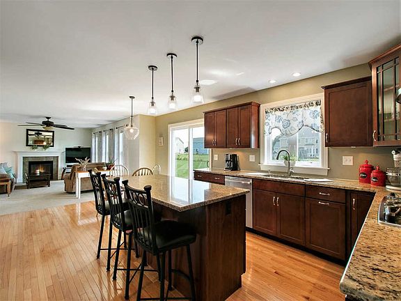 3rd image of 1215 Alexander Ct