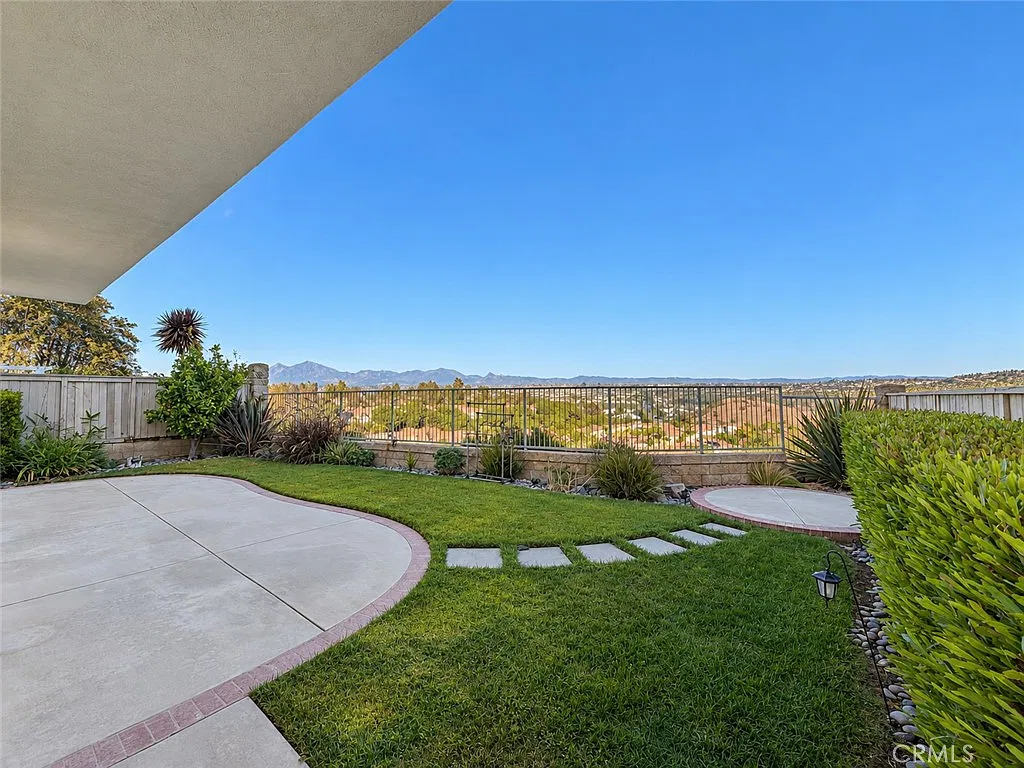 5 bed, 3260 sqft, $7,600 — Photo 4