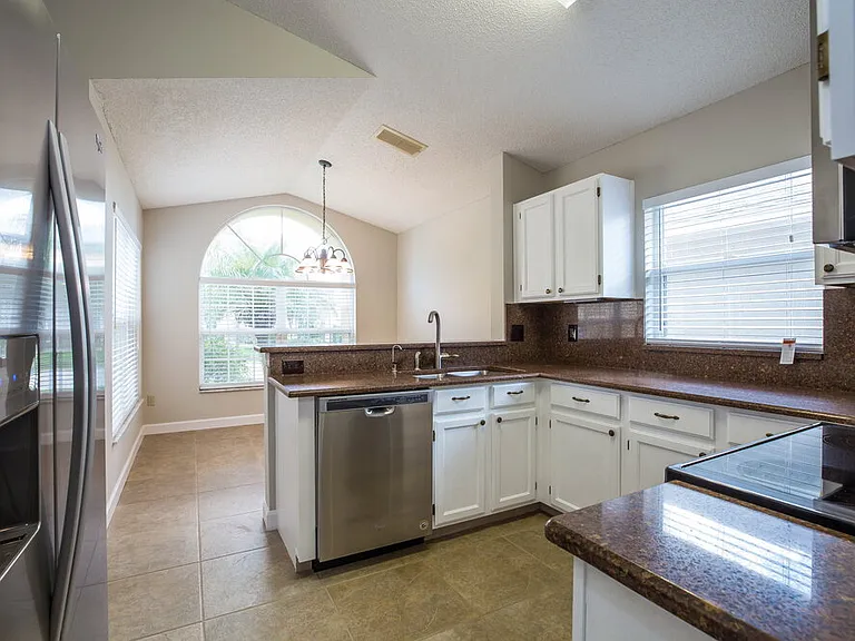 338 Lakebreeze Cir — Photo 8