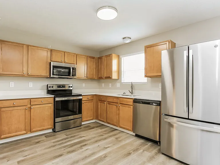 804 Zeller Dr — Photo 9