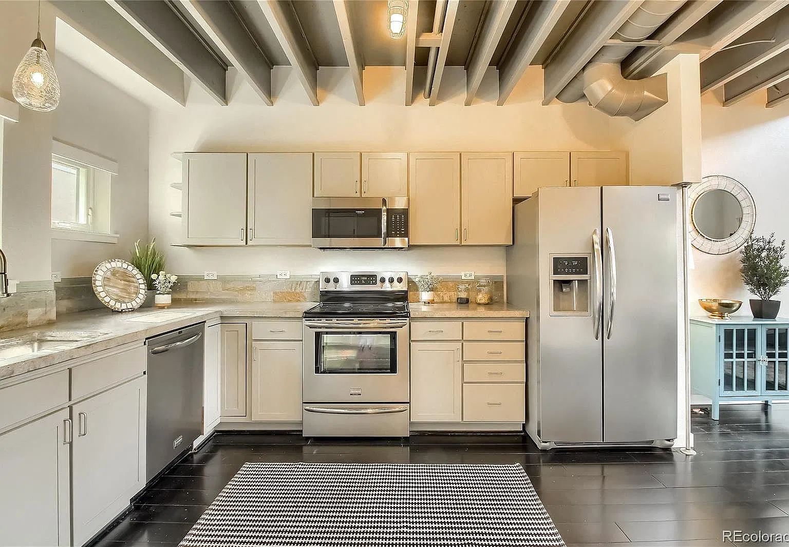 1 bed, 850 sqft, $2,300 — Photo 2