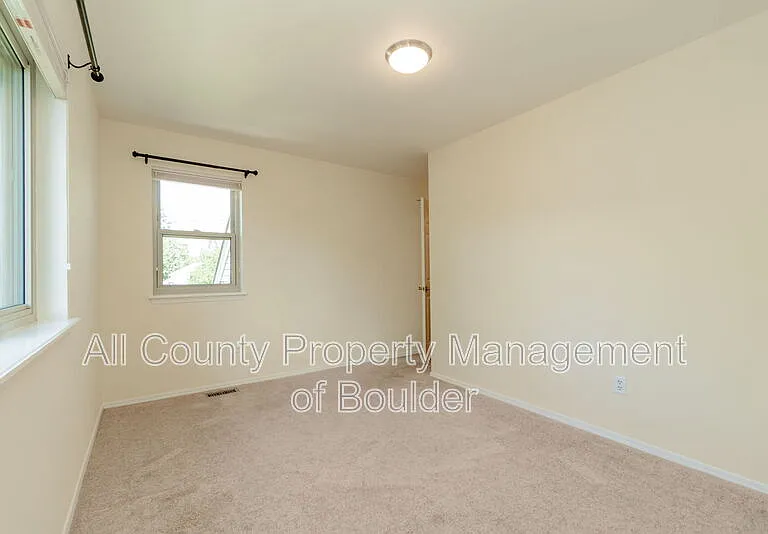 1288 Redwood Ave — Photo 11