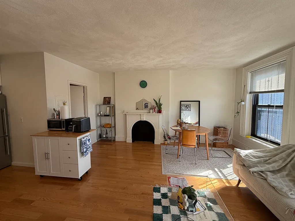 Building Photo - 701 Massachusetts Ave #10