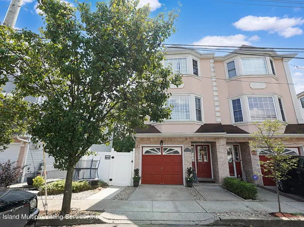 62 Ambassador Ln, Staten Island, NY 10309