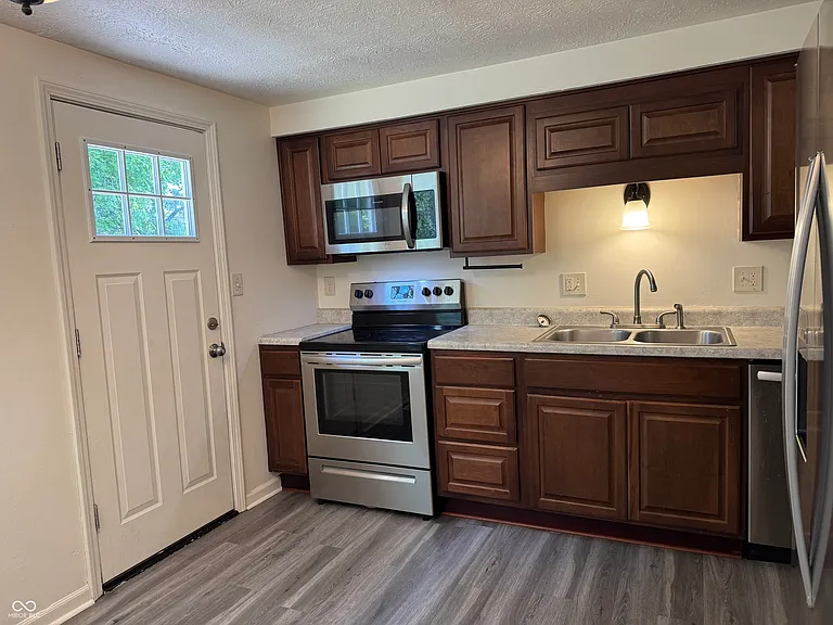 7717 Cambridge Dr — Photo 7