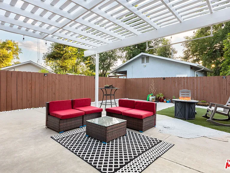 8345 White Oak Ave — Photo 32