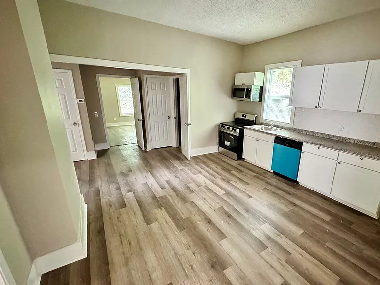 Kitchen - Stove/Range, Microwave, Refrigerator, and Dishwasher Included