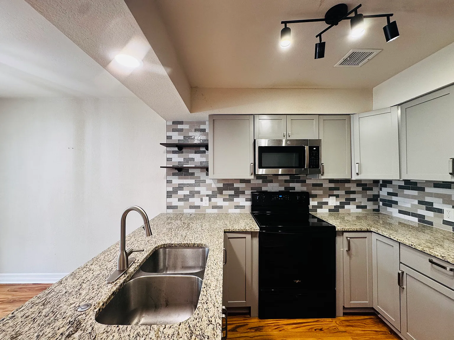2 bed, 2.5 bath, 1279 sqft, $1,700 — Photo 3