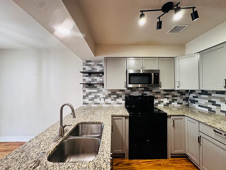 6320 E 89th Pl — Photo 3