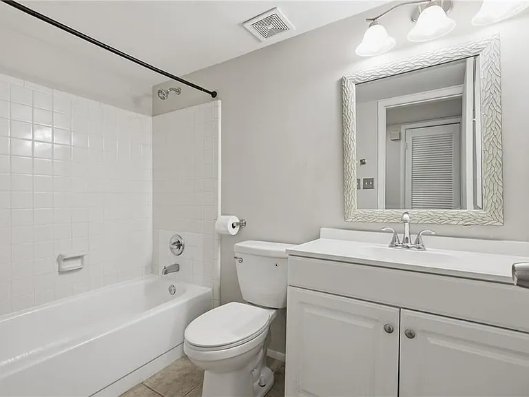 2183 Surrey Ct — Photo 25