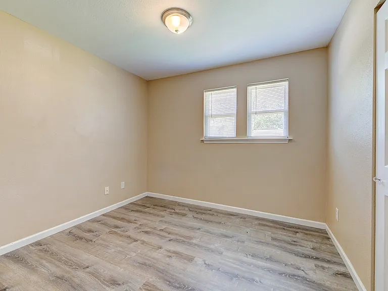 655 Lexington Park — Photo 15