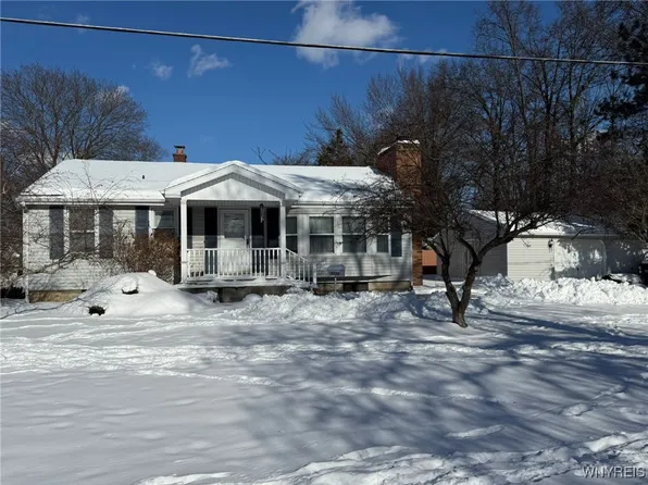 3535 Warner Dr, Grand Island, NY 14072