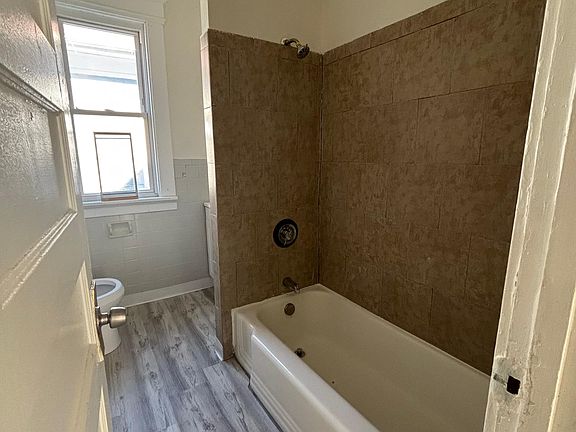 3rd image of 559 Whalley Ave