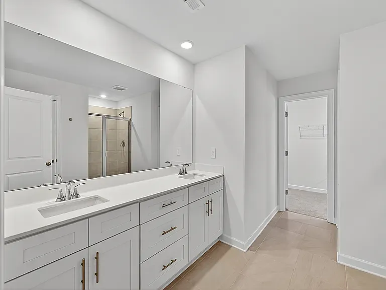 4 bed, 2.5 bath, 2500 sqft, $2,350 — Photo 4