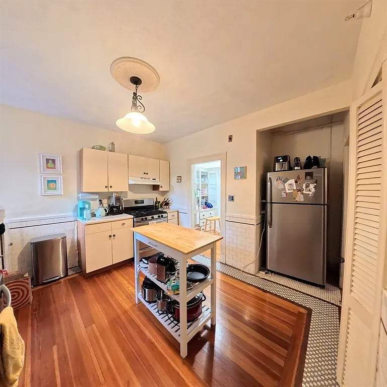 3 bed, 1.0 bath, 1650 sqft, $4,300 — Photo 2