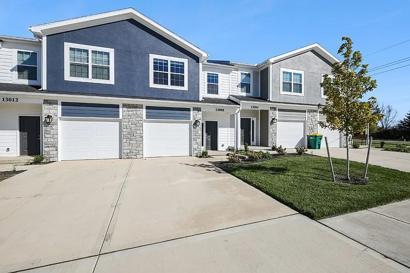 Sandstone Pointe Townhomes — Photo 4