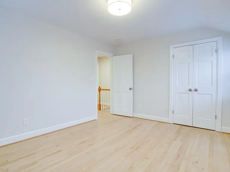 Primary bedroom (View 3)