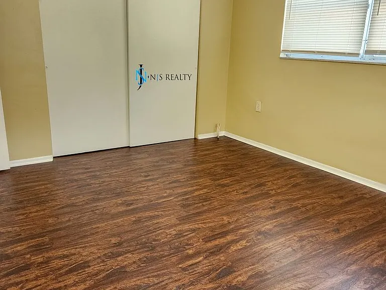 1350 Whitehall Ln — Photo 12