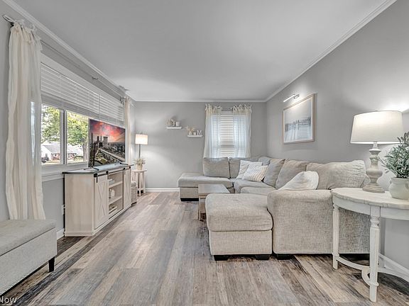 3rd image of 25555 Chatworth Dr