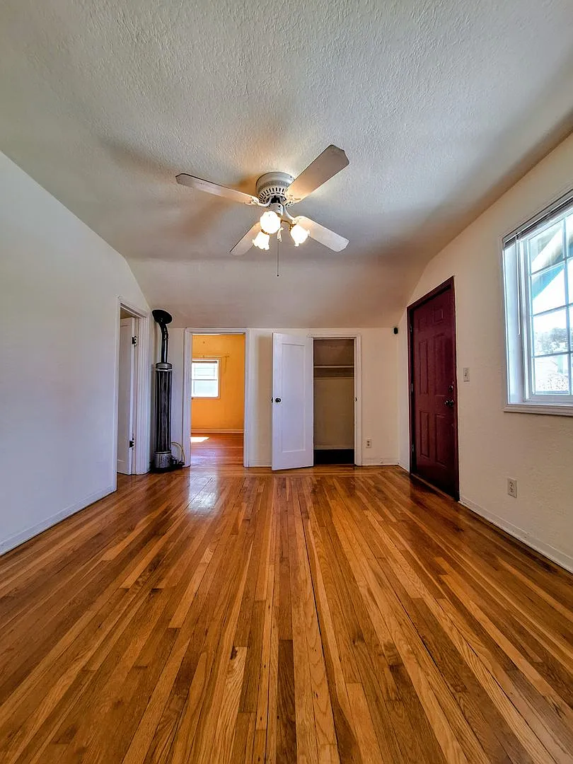 Charming 1bd Secon Floor Duplex w/Off-Street Parking & Accepting Cats! — Photo 2