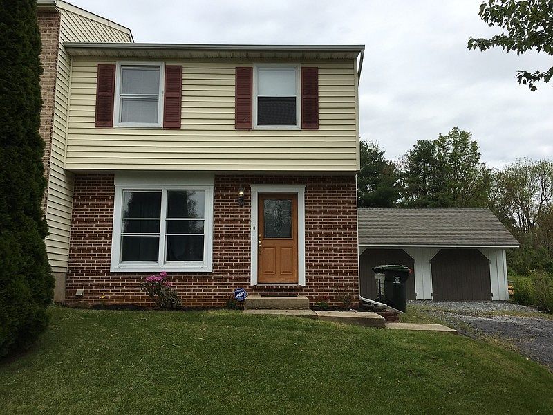 Front of house : View from front sidewalk
