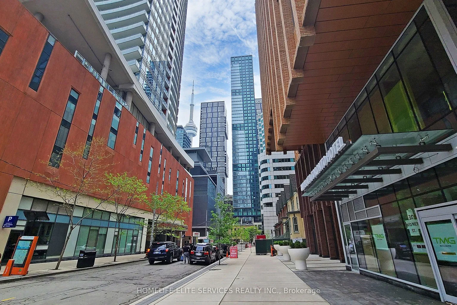 327 King St W #702 photo 1