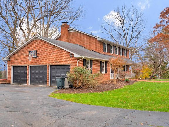 3rd image of 306 Fairway Dr