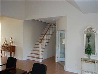 4th image of 18 Tyler Dr