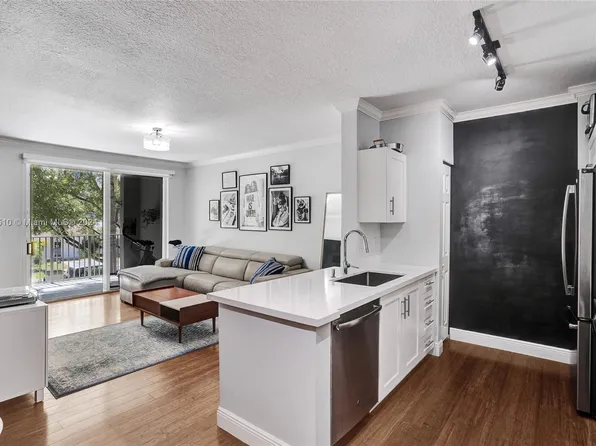 6831 SW 44th St APT 201, Miami, FL 33155