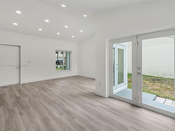 5th image of 671 Thornridge Ave