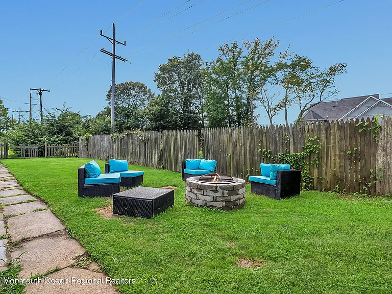 110 Monmouth Dr — Photo 20
