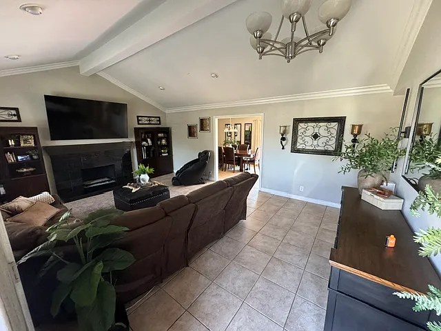 3 bed, 1401 sqft, $3,500 — Photo 2