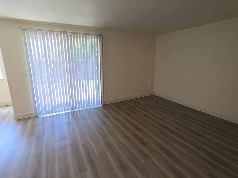 Winfou06-Columbia Village Apartments — Photo 20