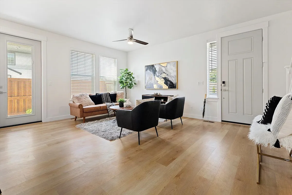 2 bed, 2.5 bath, 1029 sqft, $2,100 — Photo 4