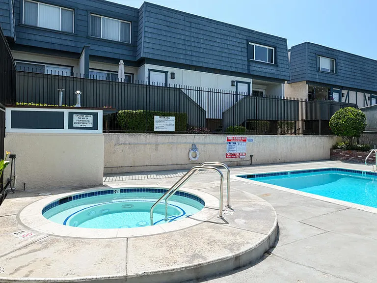 18550 Hatteras St #73 — Photo 33