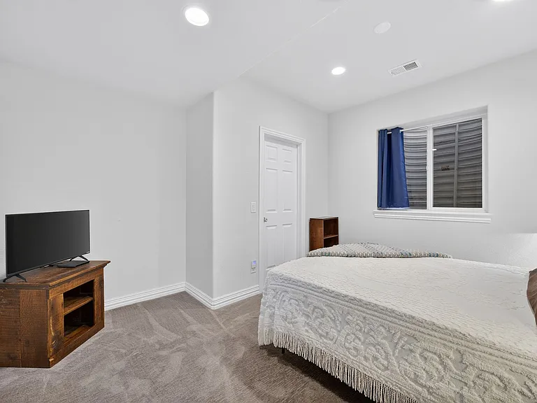 2933 Lawrence St — Photo 16