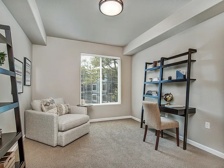 Canyon Oaks Luxury Apartments — Photo 18