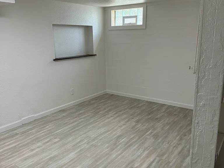 643 Thoma St #B — Photo 6
