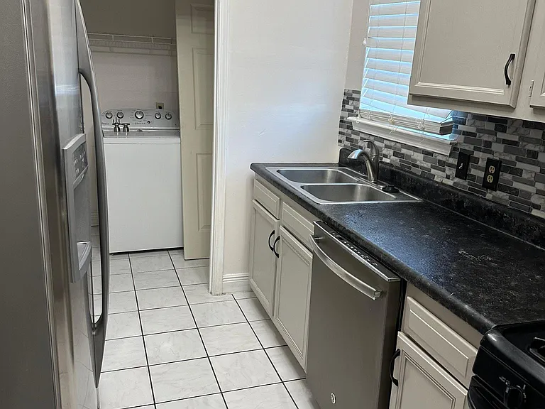 4501 S Prieur St #B — Photo 7