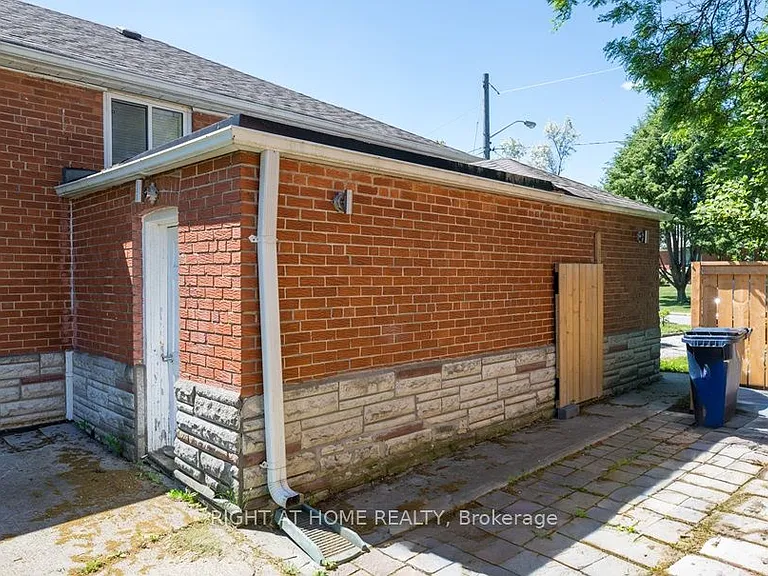 6 Bellvare Cres — Photo 9