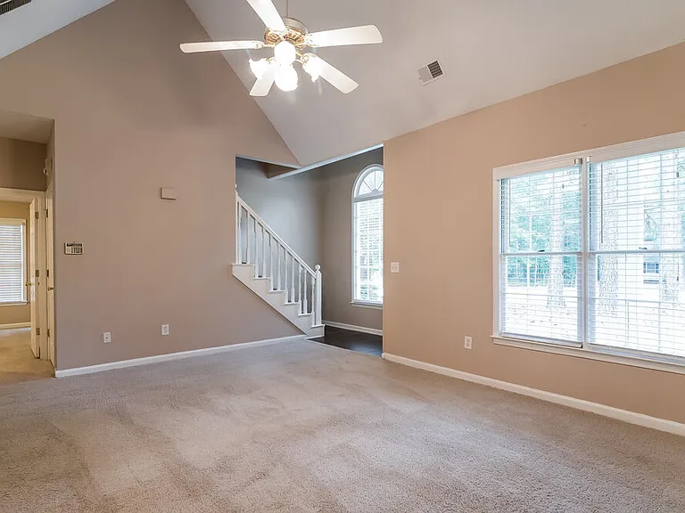 36 Stonehaven Dr — Photo 5
