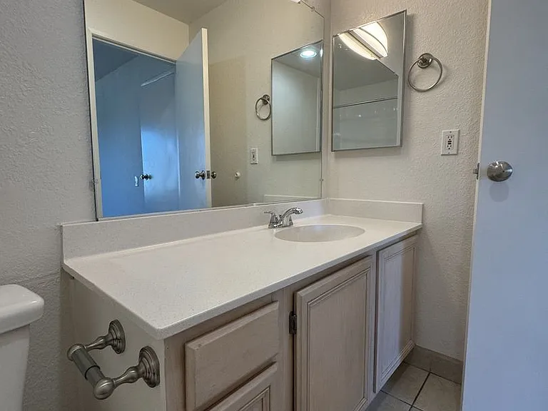 4933 Voltaire St — Photo 16