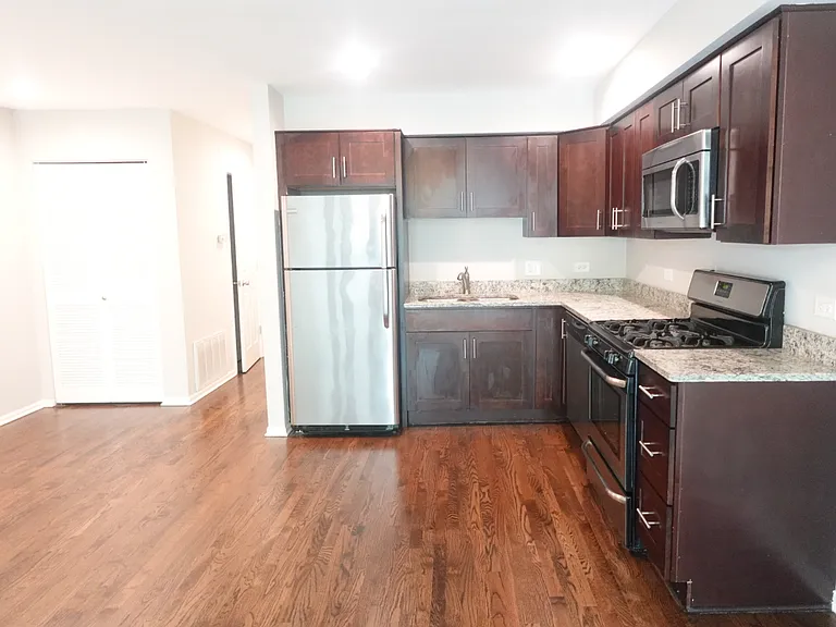 824 S Leavitt St #B — Photo 6