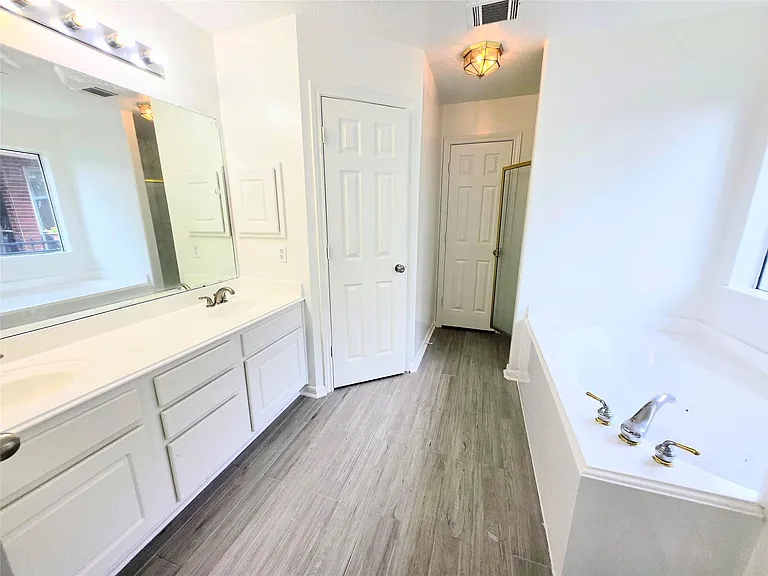 4018 Crystal Lake Cir N — Photo 23