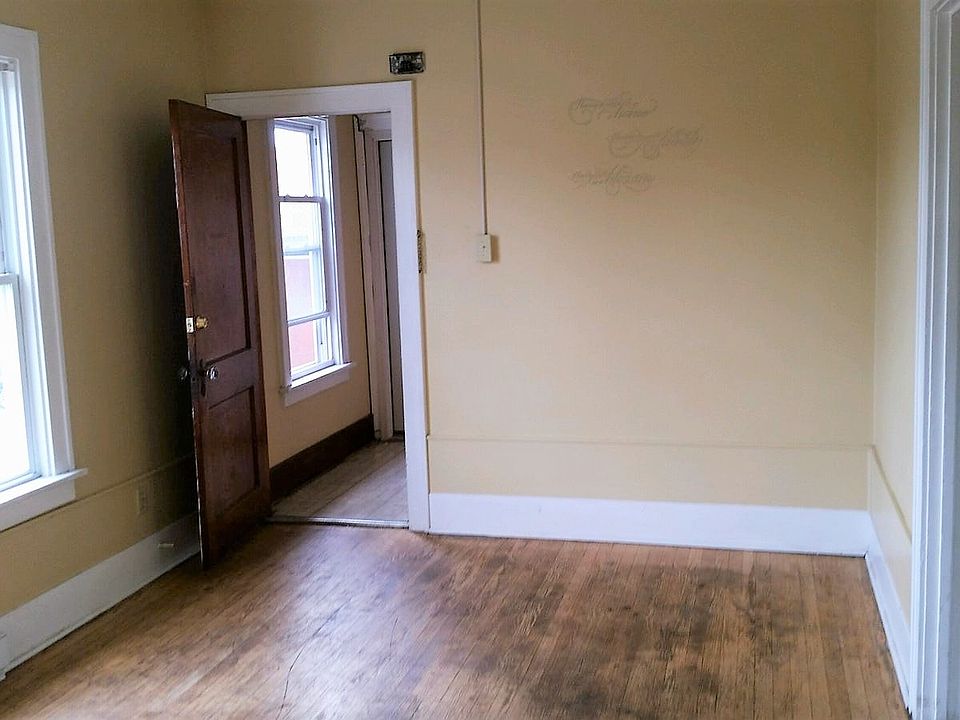 2nd image of 1231 Congress St