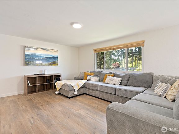 3rd image of 8336 Daycrest Drive SE
